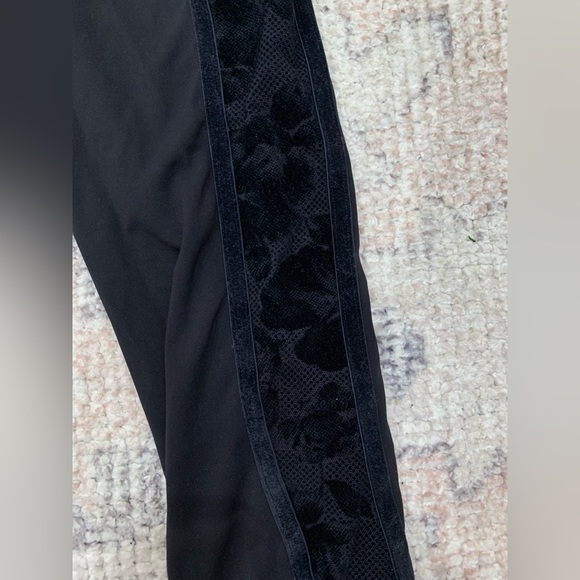 Lululemon 7/8 floral embroidered leggings - Picture 2 of 3